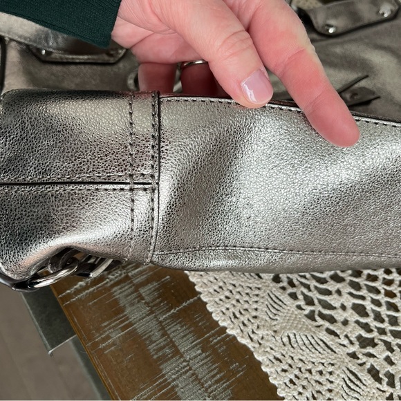 EUC Micheal Kors silver metallic purse - Picture 8 of 11